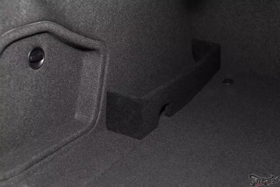 Audi A4. Замена акустической системы с изготовлением короба стелс под сабвуфер